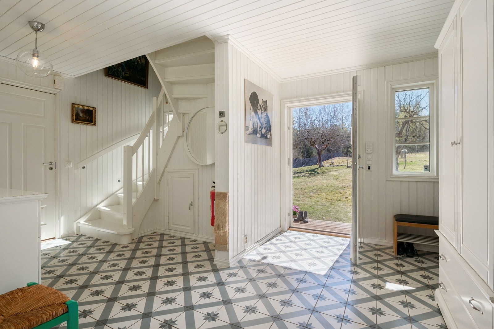 Velkommen inn! Innenfor inngangsdøren møter du en innbydende entré med god plass til oppbevaring. Galleribilde
