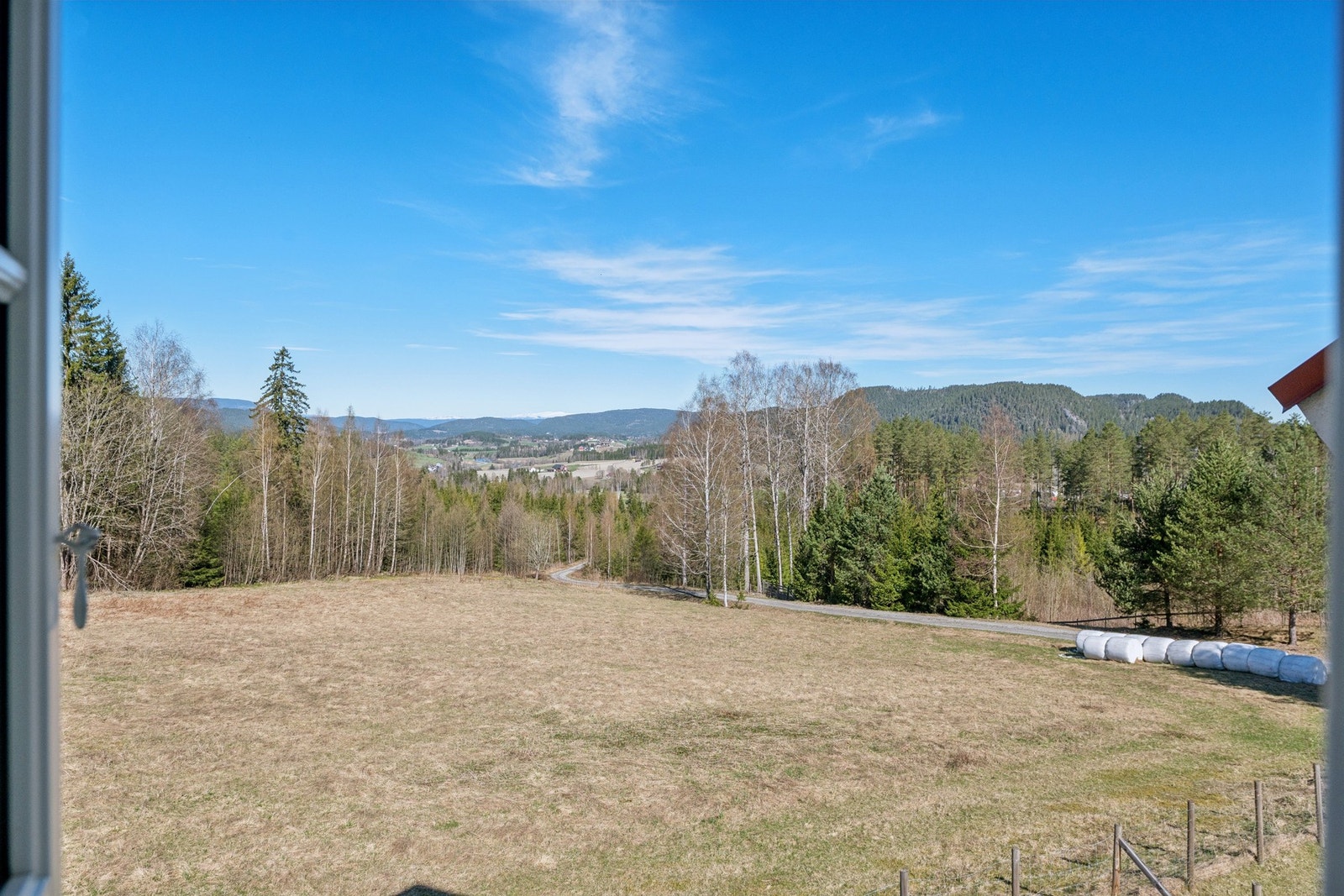 Fra loftstua ser du til Gråfjell og Drotninggutunatten. Galleribilde