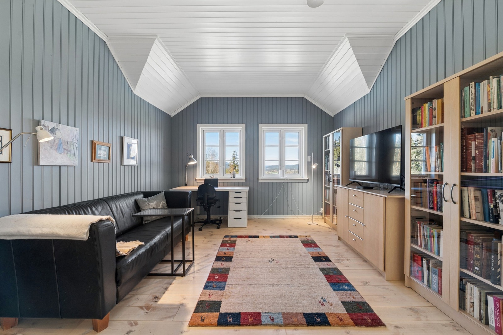 Loftstuen oppleves lys og luftig, med takhøyde på opptil 2,79 m. Galleribilde