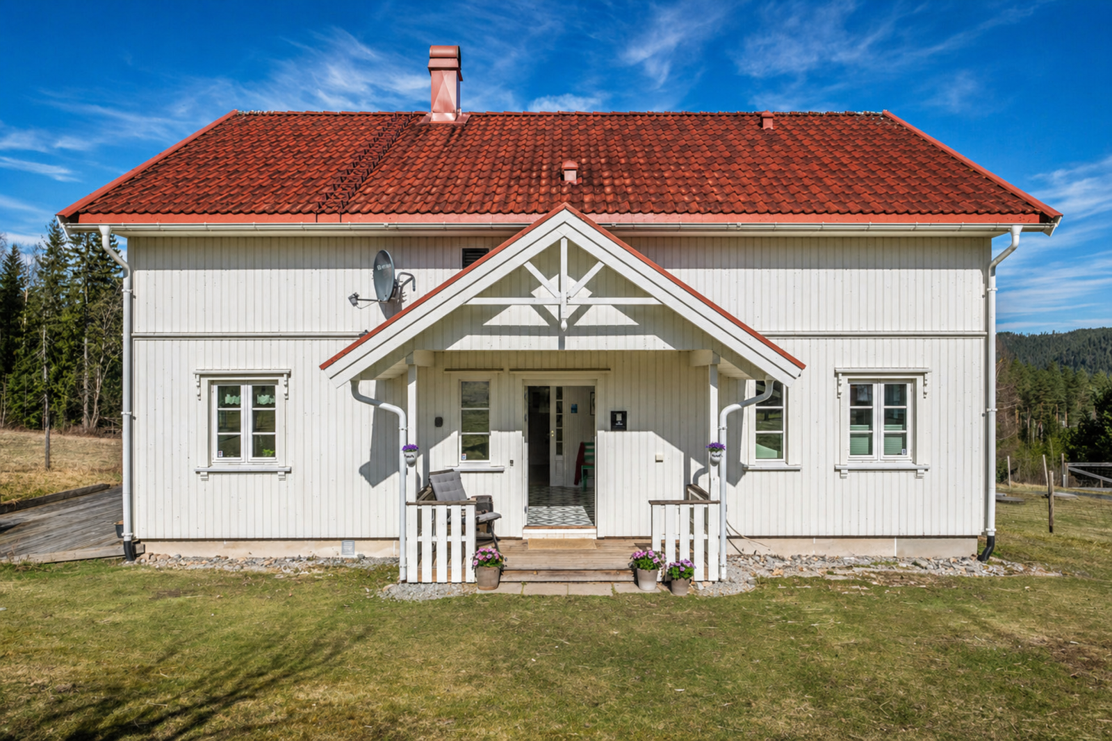 Huset er oppført i en moderert sveitserstil. Galleribilde