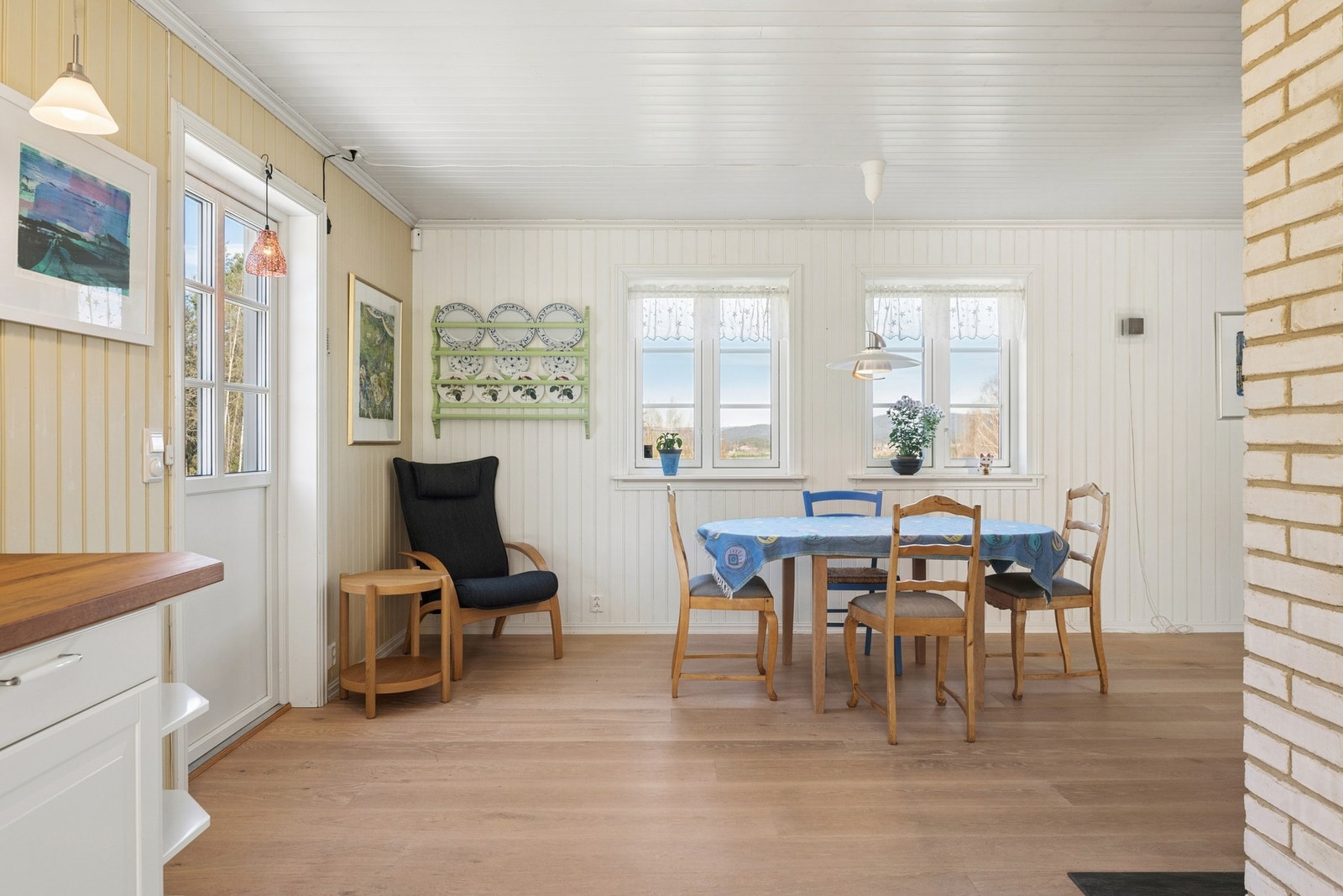 Det er perlestaffpanel på alle vegger. Galleribilde