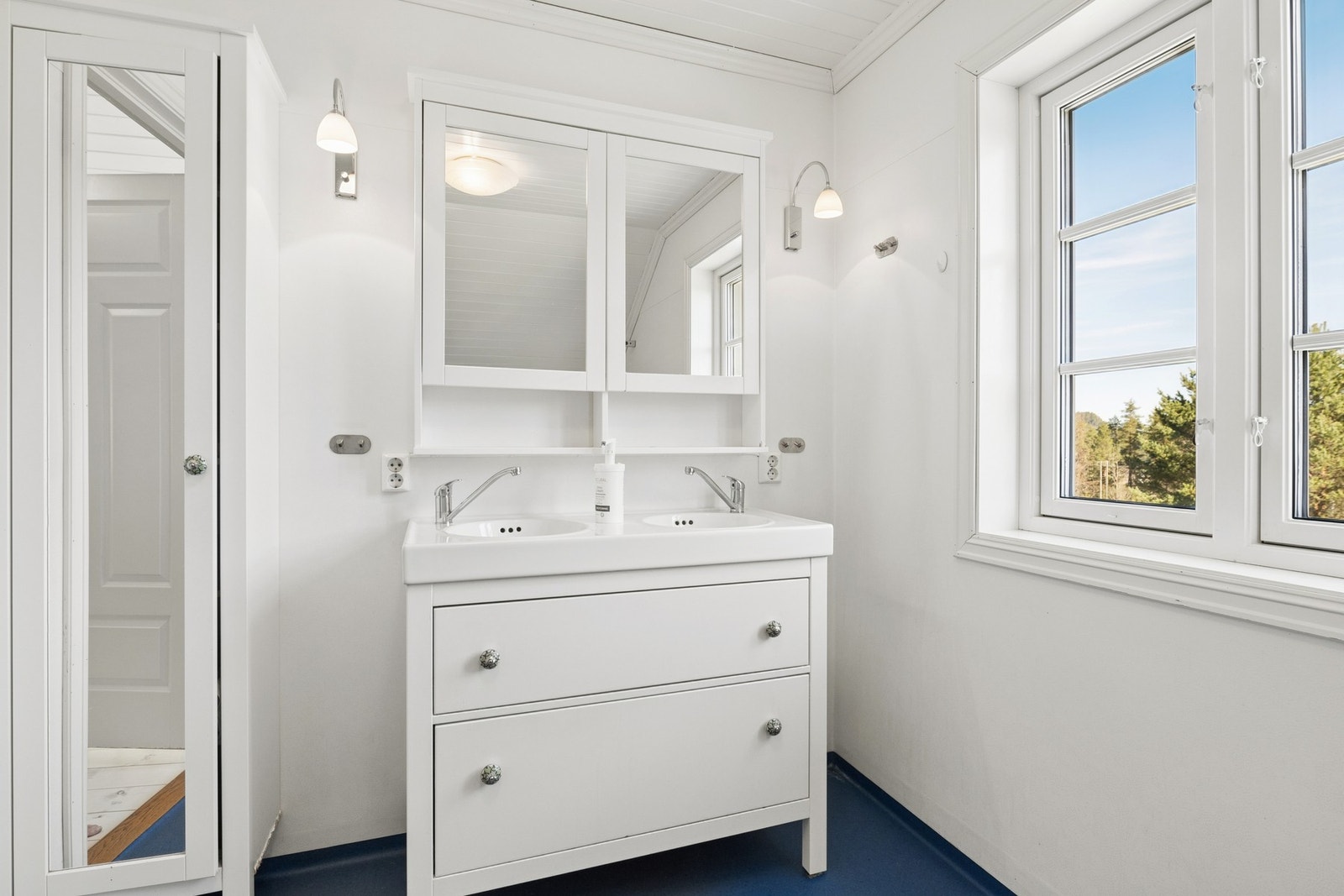 Bad i 2.etg har utsikt til låven og deler av tunet. Galleribilde