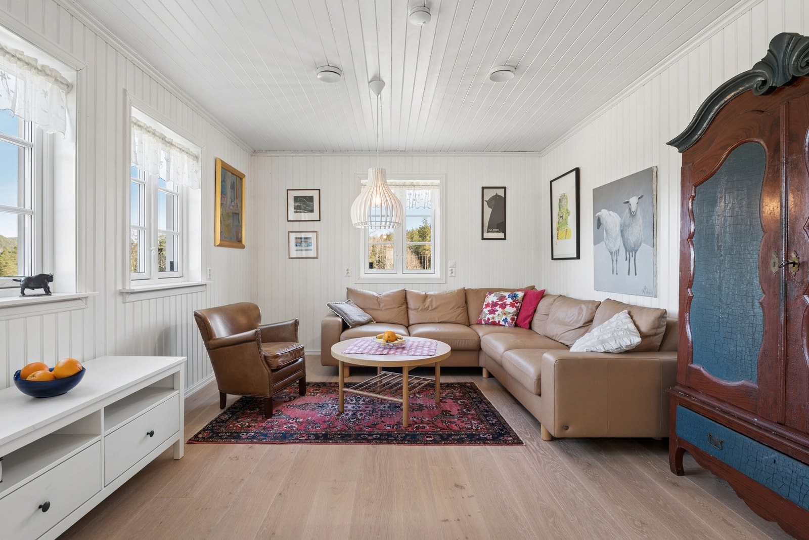 Stue og kjøkken har et lyst parkettgulv. Galleribilde