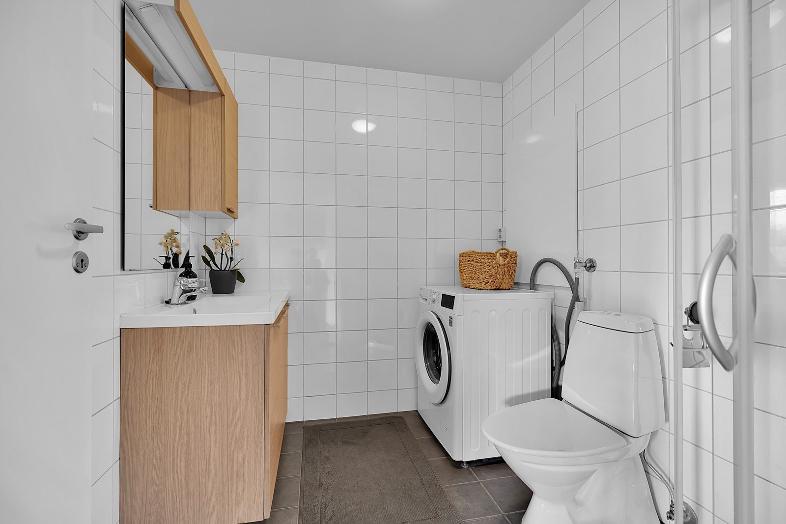 Pent, komplett flislagt bad, med gulvvarme, praktiske innredninger og opplegg for vaskemaskin. Galleribilde