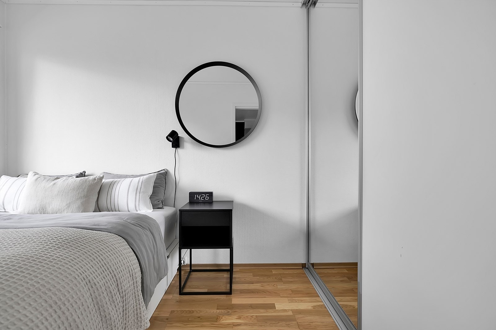 Soverommet er innredet med en romslig og praktisk skyvedørsgarderobe. Galleribilde