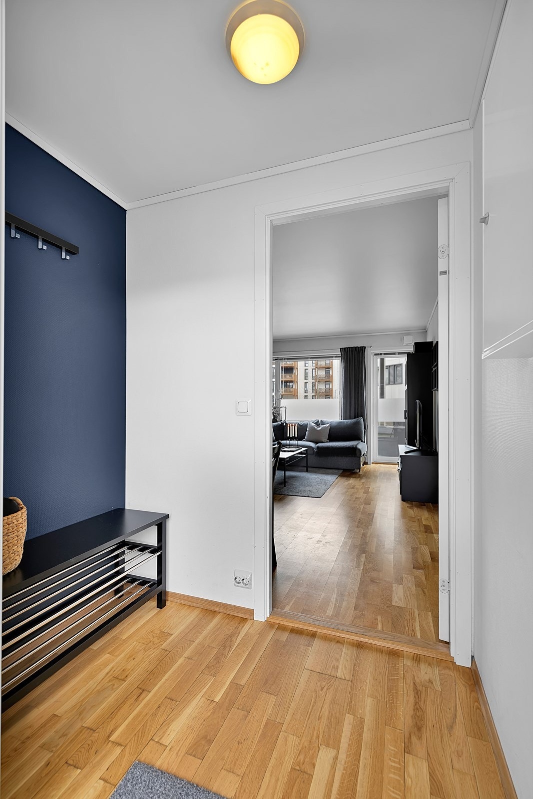 Entré har plass for både oppheng og oppbevaring av yttertøy og sko. Galleribilde