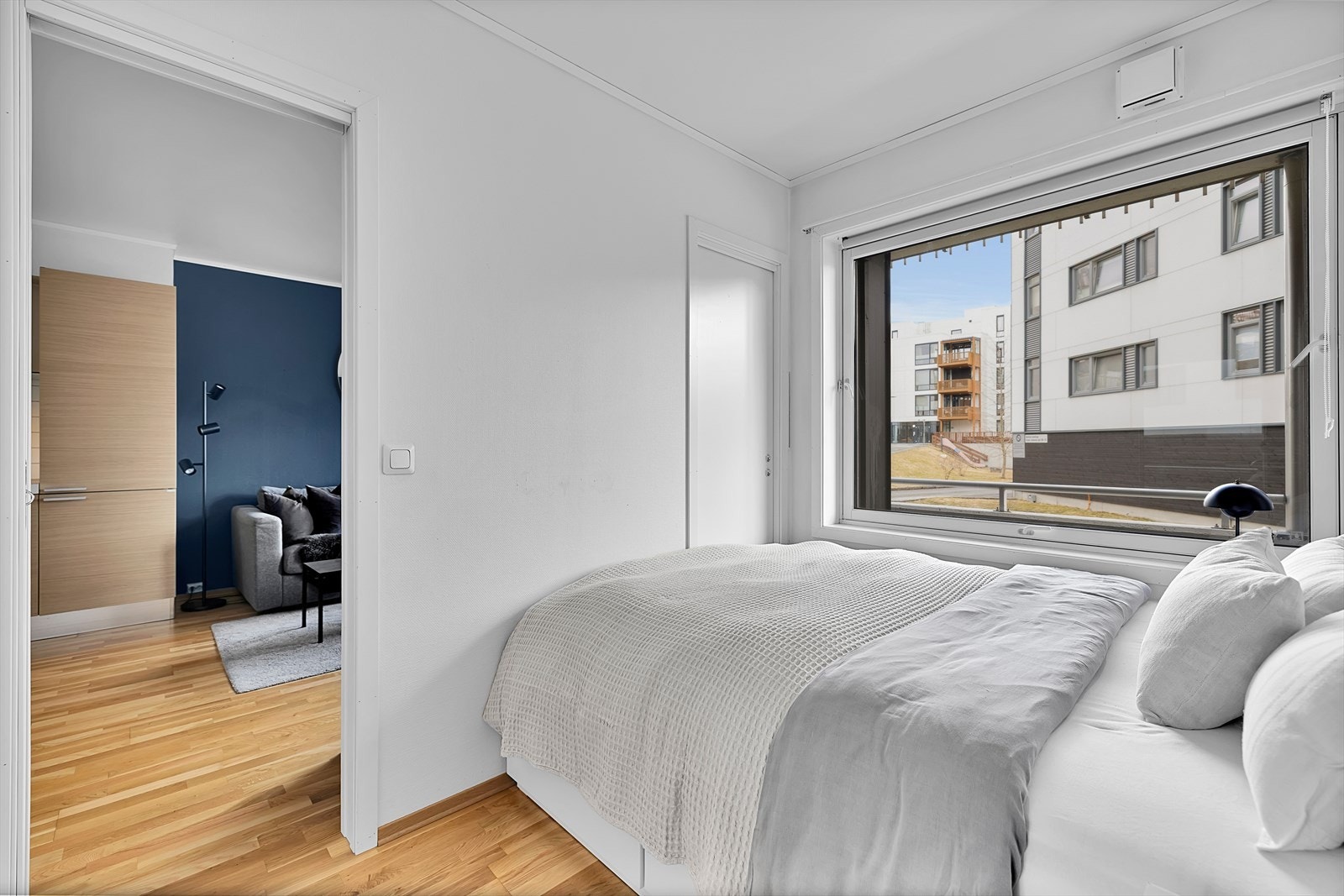 Soverom av god størrelse, med plass til stor seng. Galleribilde
