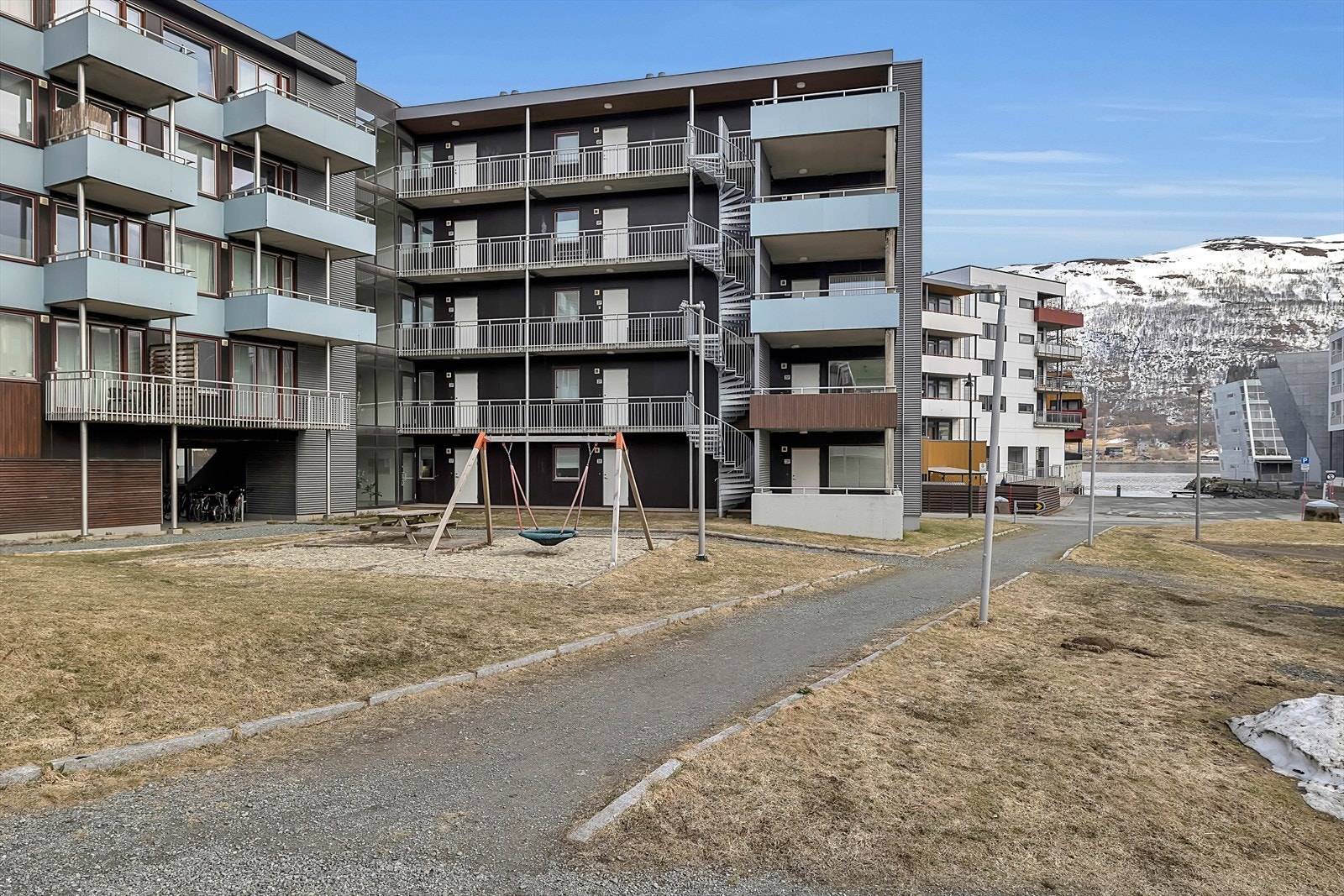 Herfra er det gangavstand til det aller meste, med matbutikk, busstopp, treningssenter, og mye mer innenfor kort avstand. Tromsø sentrum ligger også bare en spasertur unna! Galleribilde