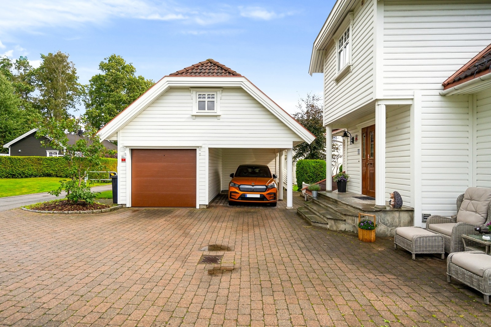 Garasjen er på 24 kvm + loft på 16 kvm og carport. Det er også gode parkeringsmuligheter på gårdsplassen Galleribilde