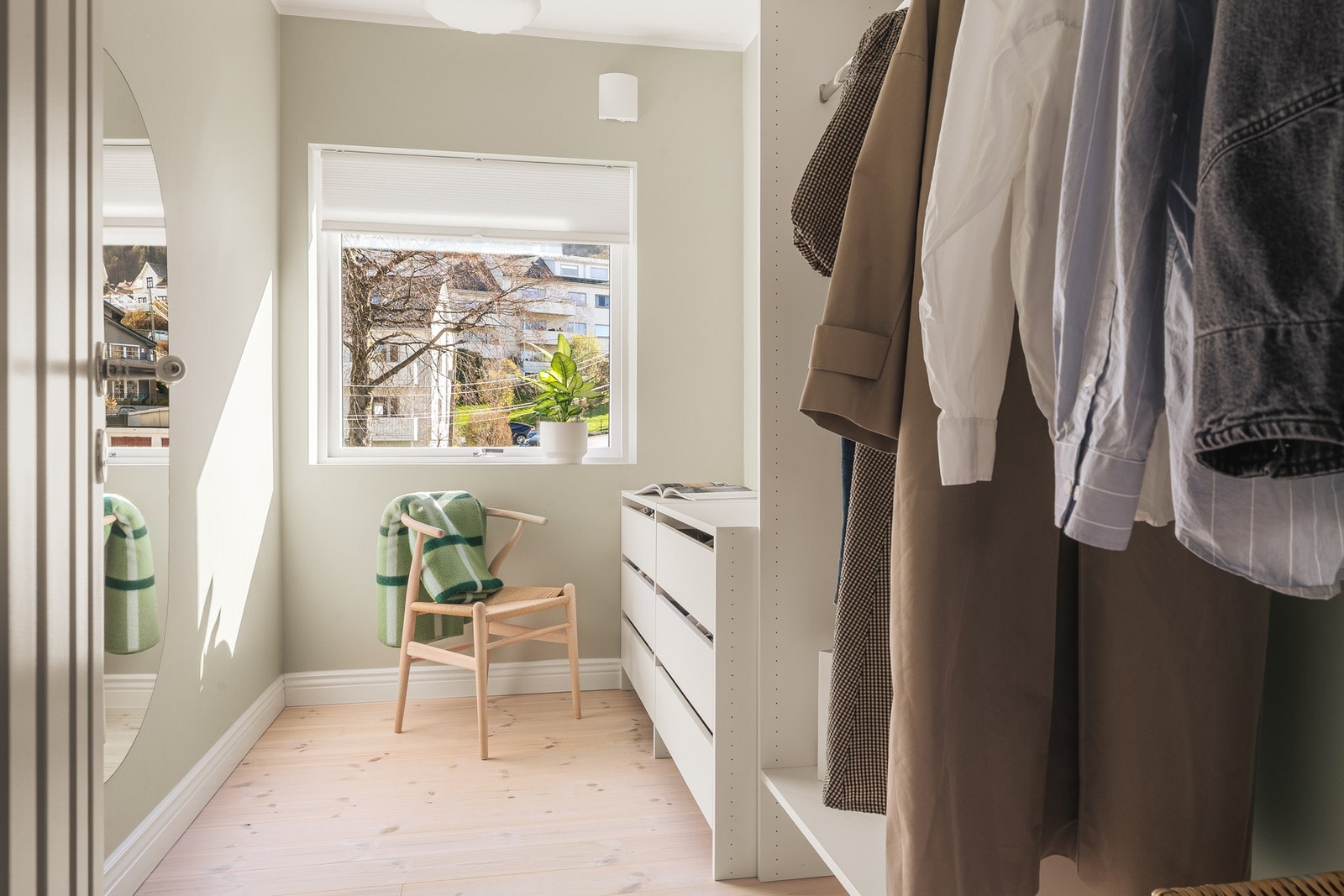 Har du ikke behov for et tredje soverom, kan du benytte dette som hjemmekontor eller walk-in garderobe. Galleribilde