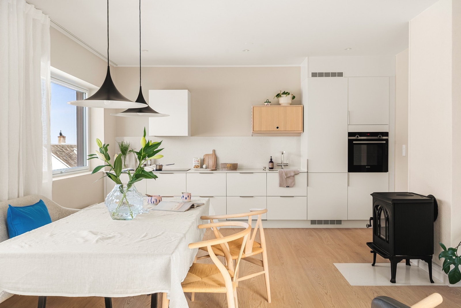 Boligen har gjennomgått omfattende oppgraderinger de senere årene og fremstår i dag med en moderne standard og gode tekniske løsninger. Galleribilde