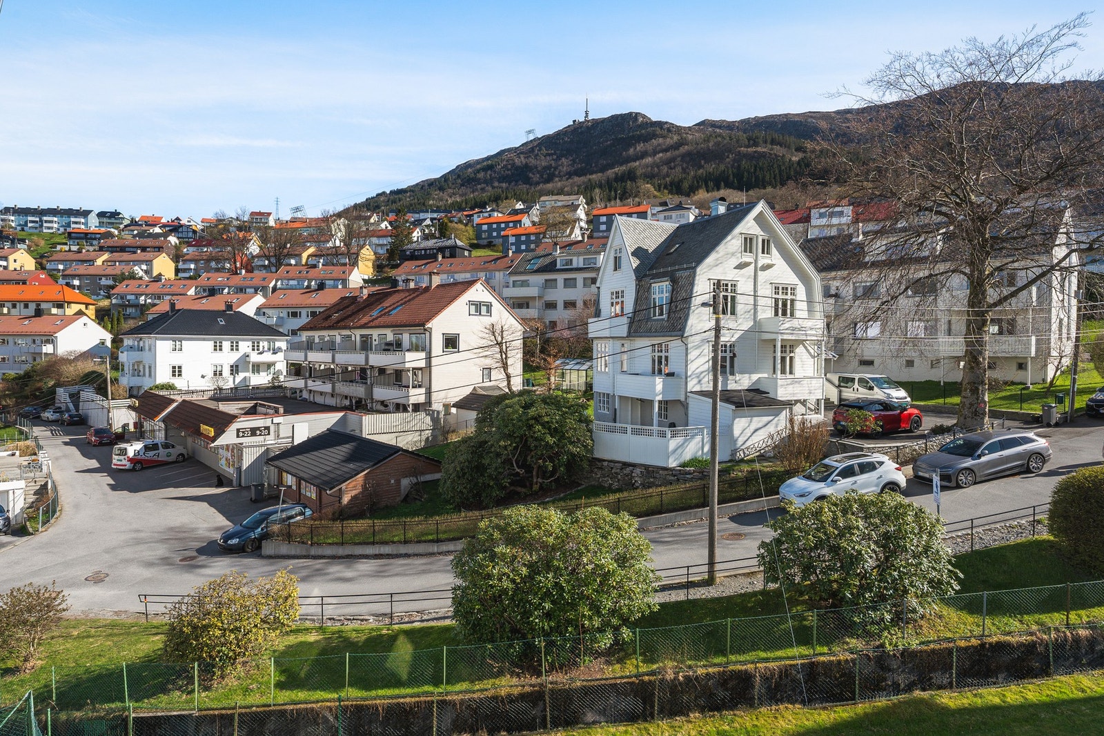 Må du en kjapp tur på butikken? Bunnpris ligger like ved. Ellers har du kort vei til både Rema 100 ved Mannsverk eller Kiwi i Birkeveien. Galleribilde