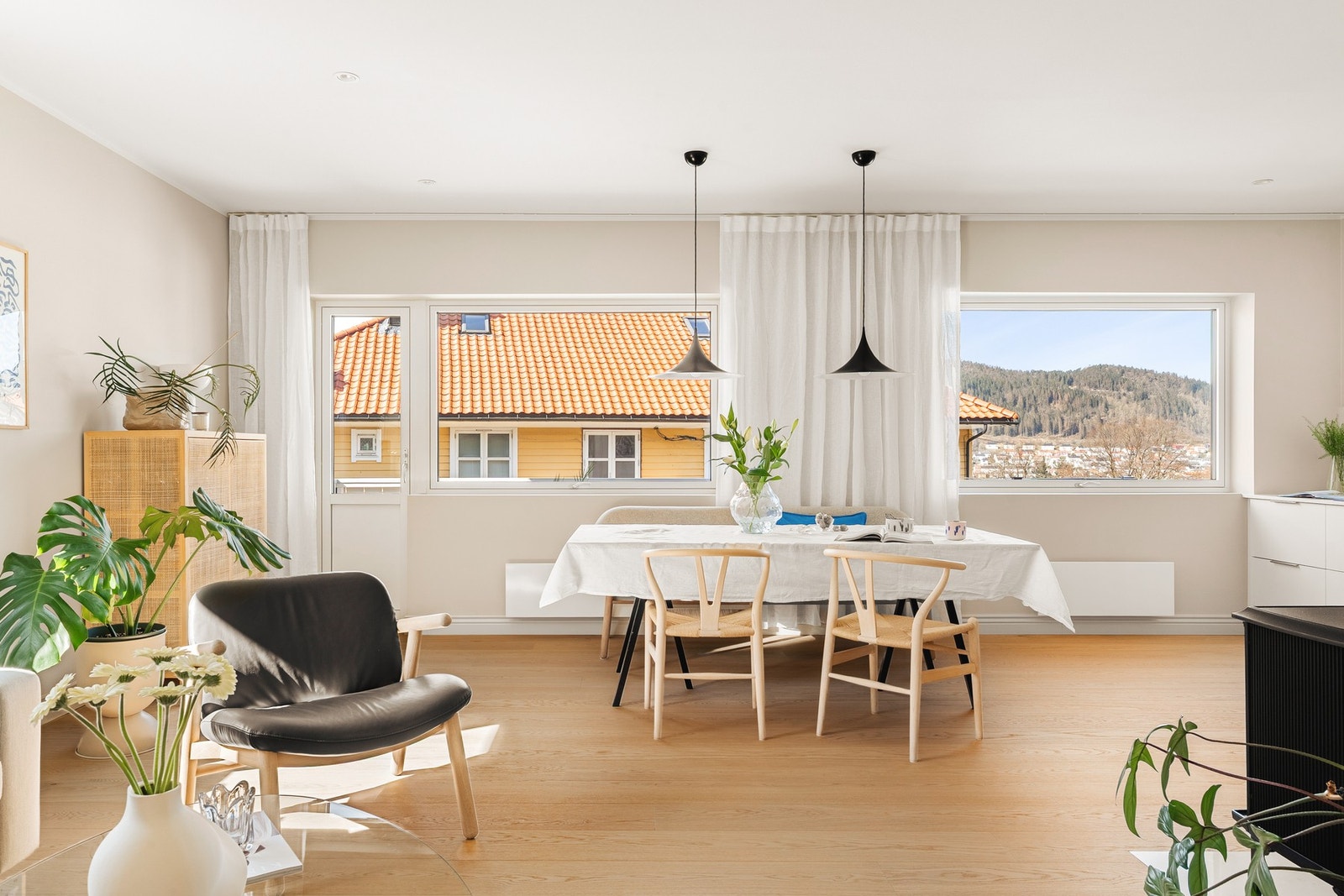 Legg merke til de store vindusflatene som slipper inn godt med lysinnslipp til leiligheten. Galleribilde