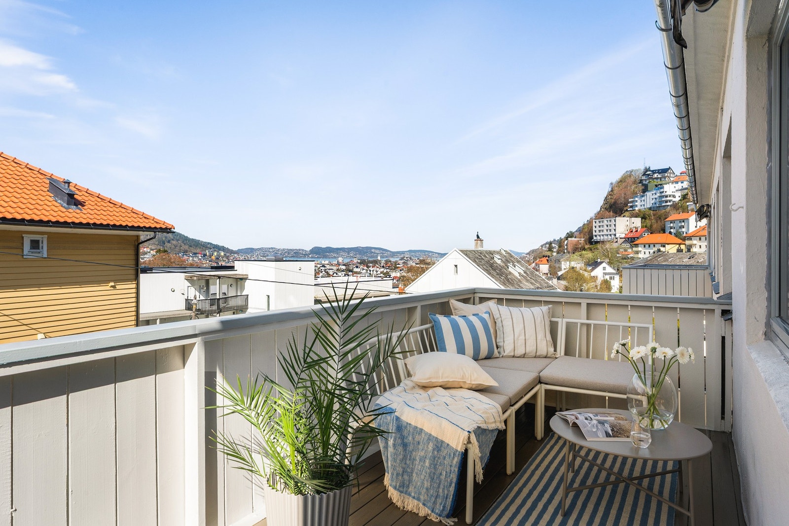 Fra stuen har du utgang til en balkong på 9 kvm med god plass til en sittegruppe. Galleribilde