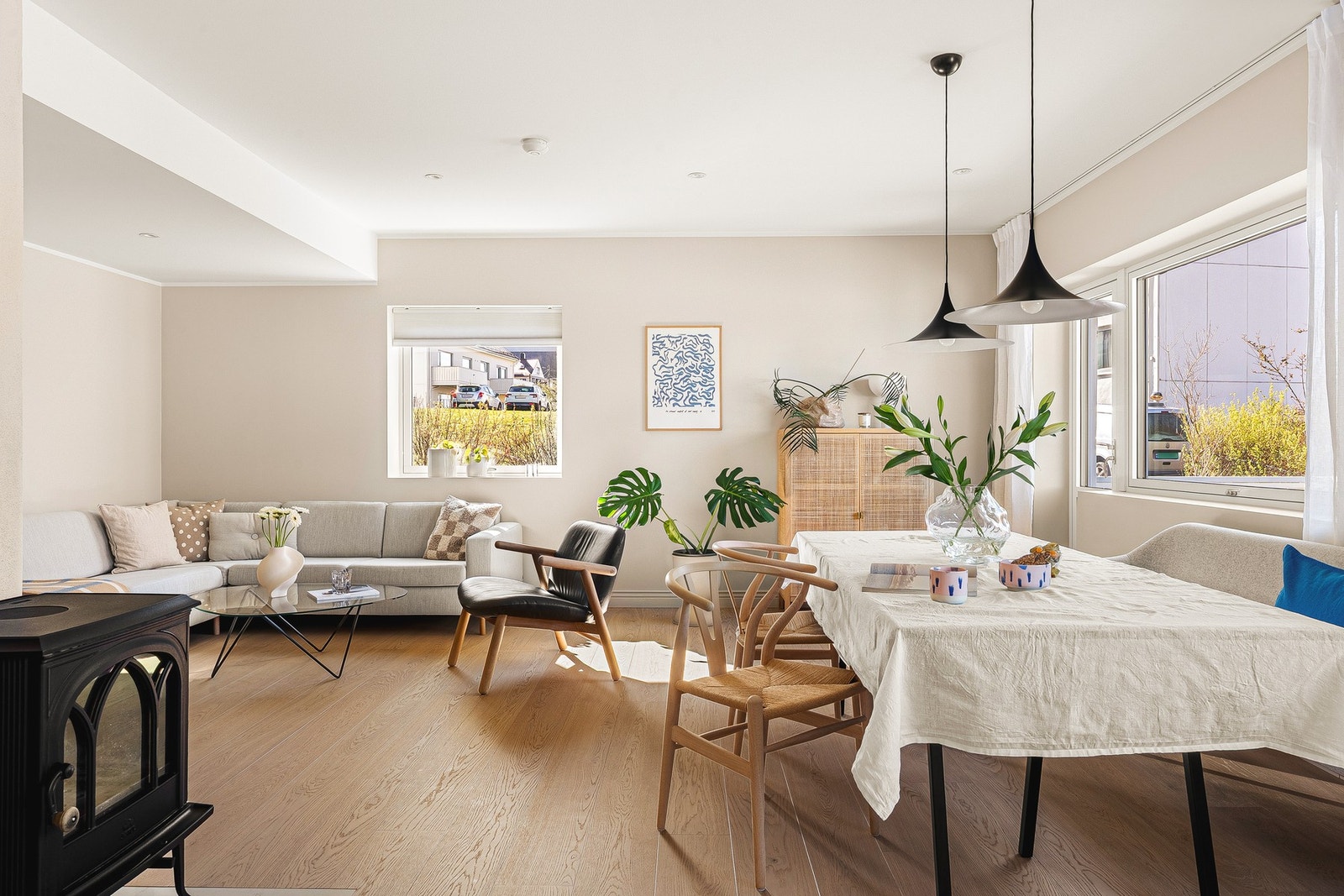 Stuen gir rom for en stor sofa og langbord for gode måltider med familie og venner. Galleribilde