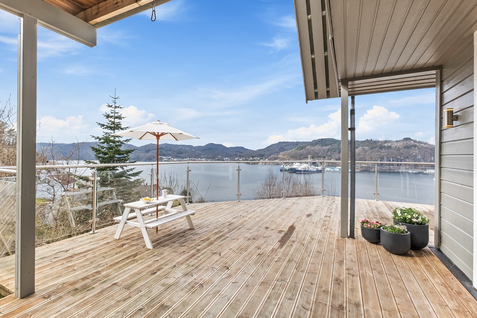 Terrasse med utgang fra stue og kjøkken i hovedetasje. Galleribilde