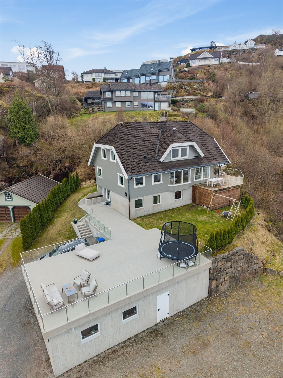 Garasje med støpt terrasse på toppen. Galleribilde