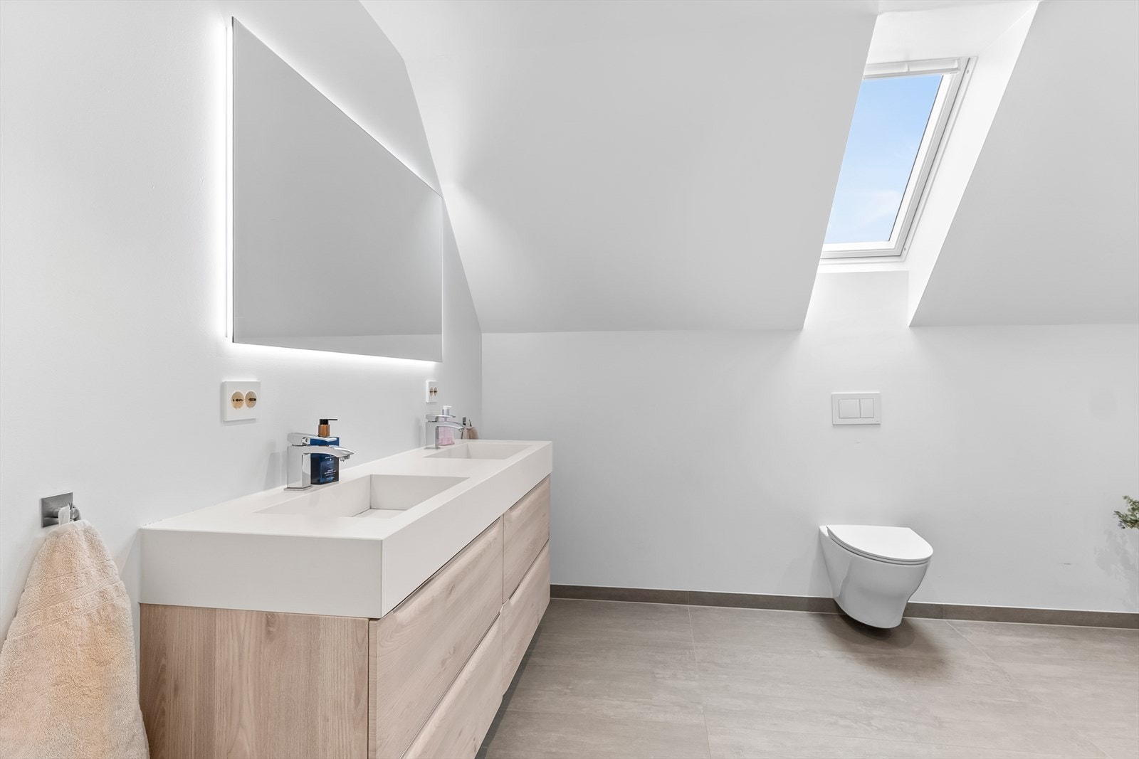 Bad i loftsetasen. Her er dobbel servant, wc og dusjhjørne. Galleribilde