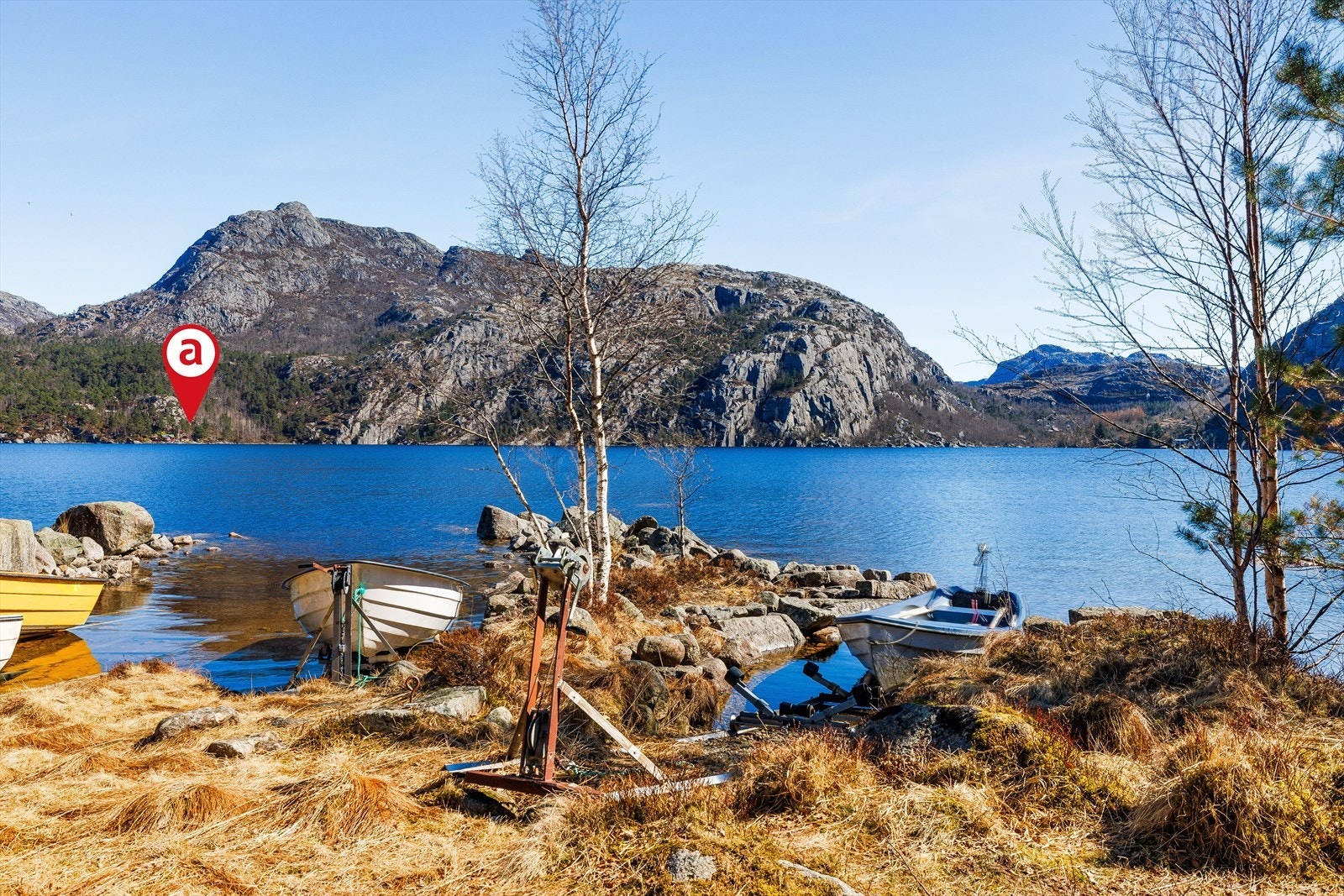 For å komme til eiendommen tar man båt over Regnarvatnet, og man har rett til båtplass og parkering her på leite v/ Ivar sitt vannverk. Galleribilde