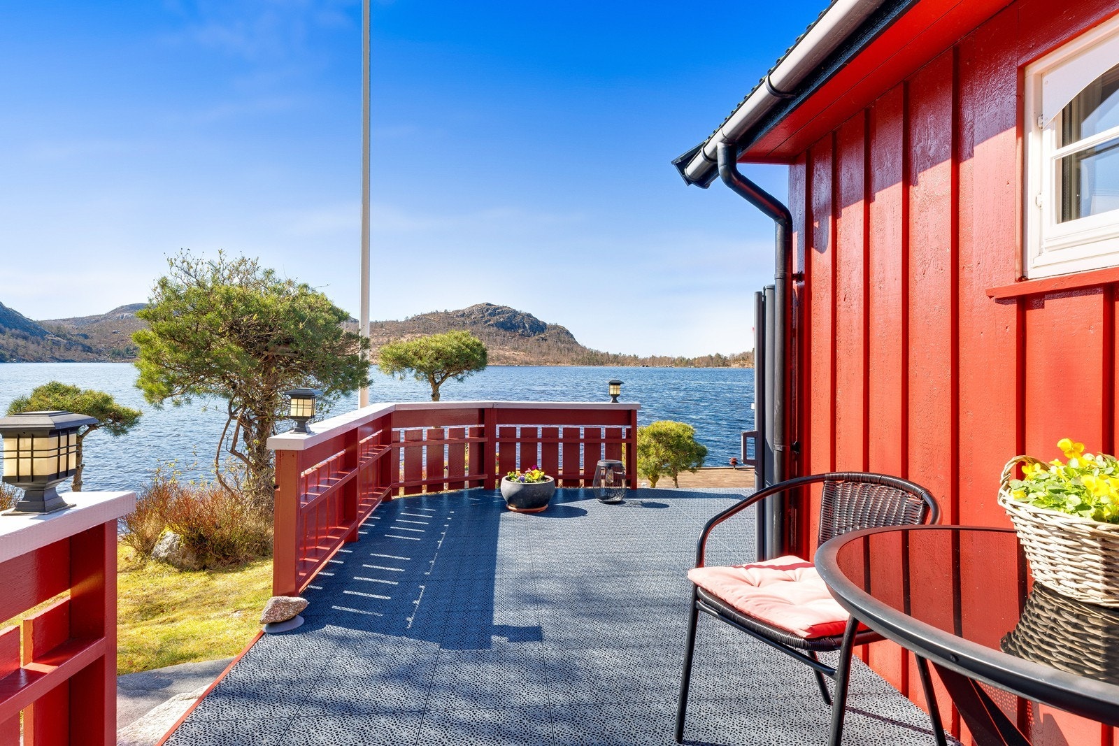 Det er rikelig med merkede turstier like i nærheten med et eldorado av turmuligheter innover Jørpelandsheiene og Ryfylke. Tibergfjellet ligger like bakenfor eiendommen. Galleribilde