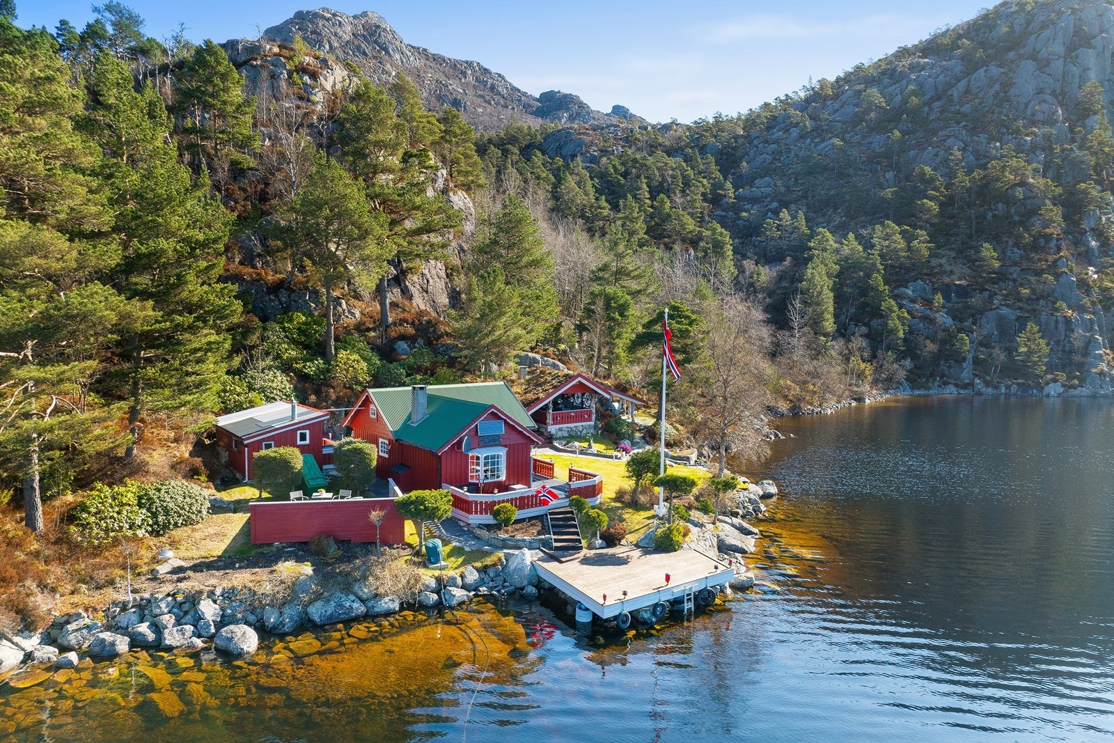 En sjelden og idyllisk fritidseiendom med en unik beliggenhet tett på vann, fjell og urørt natur. Galleribilde