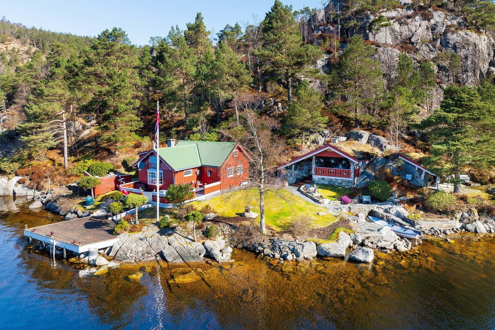 Eiendommen har en meget pent anlagt hage og uteområde med flere kjekke oppholdssoner. Galleribilde