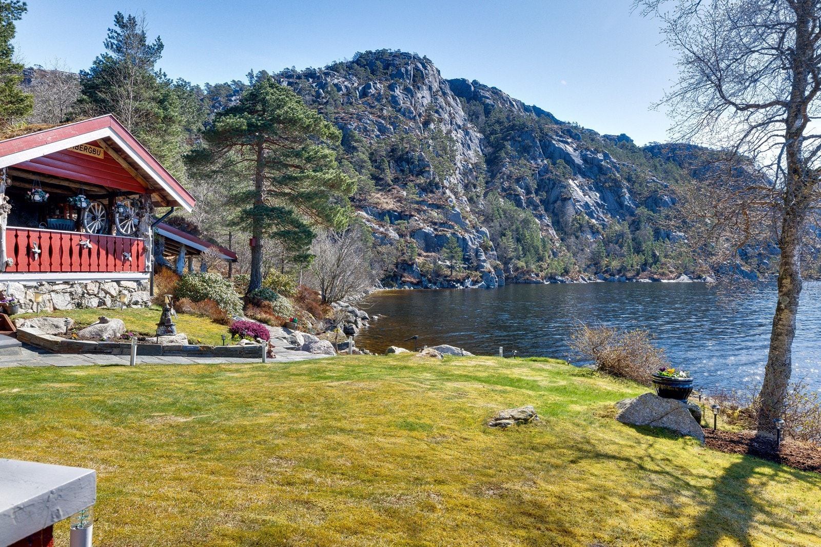Det er få skritt fra hytta og ned til vannet med enkel atkomst fra båten. Galleribilde