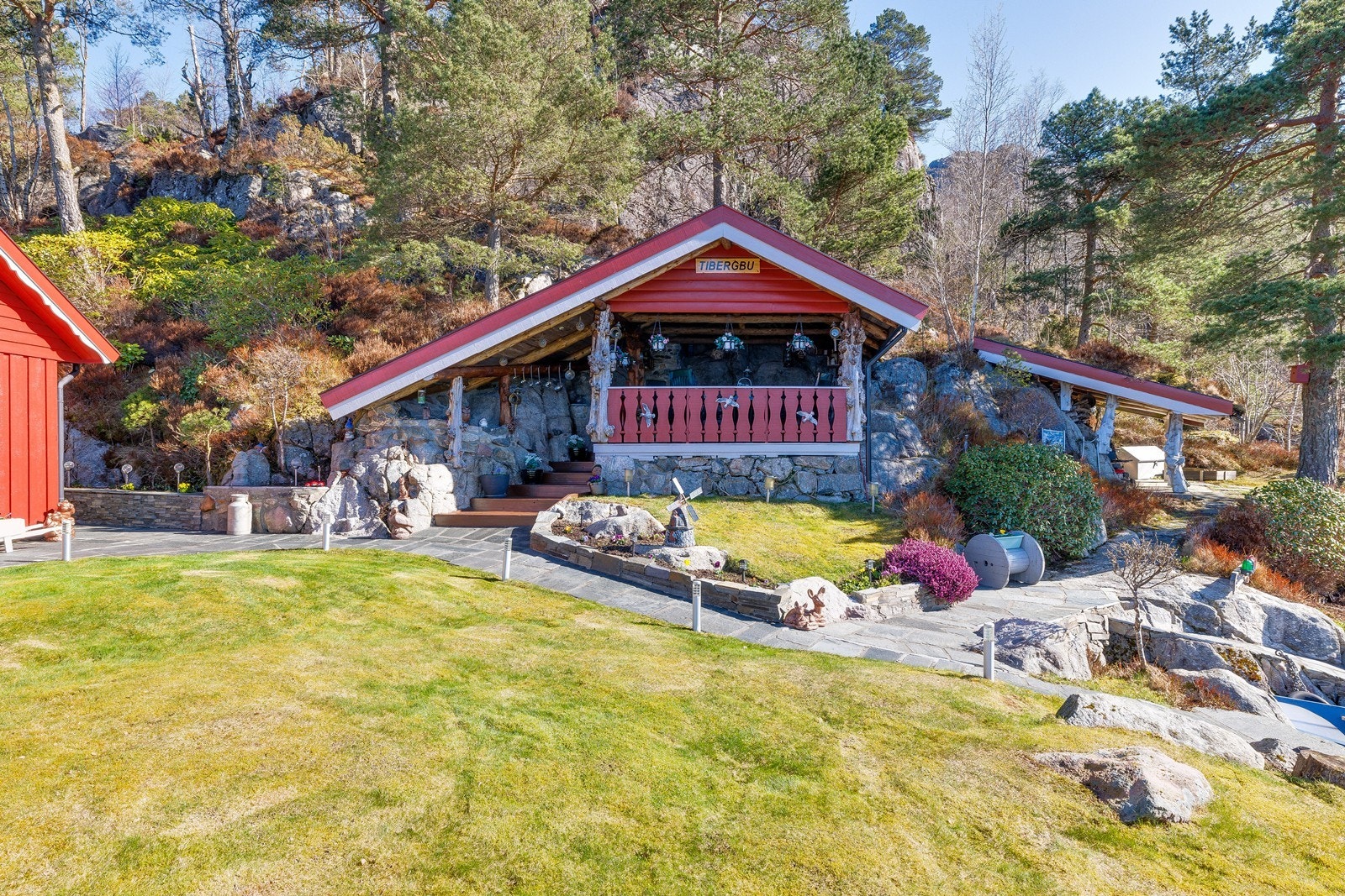 Den sjarmerende grillhytten er et fint samlingspunkt hvor man kan sitte tørt og i le for vær og vind. Galleribilde