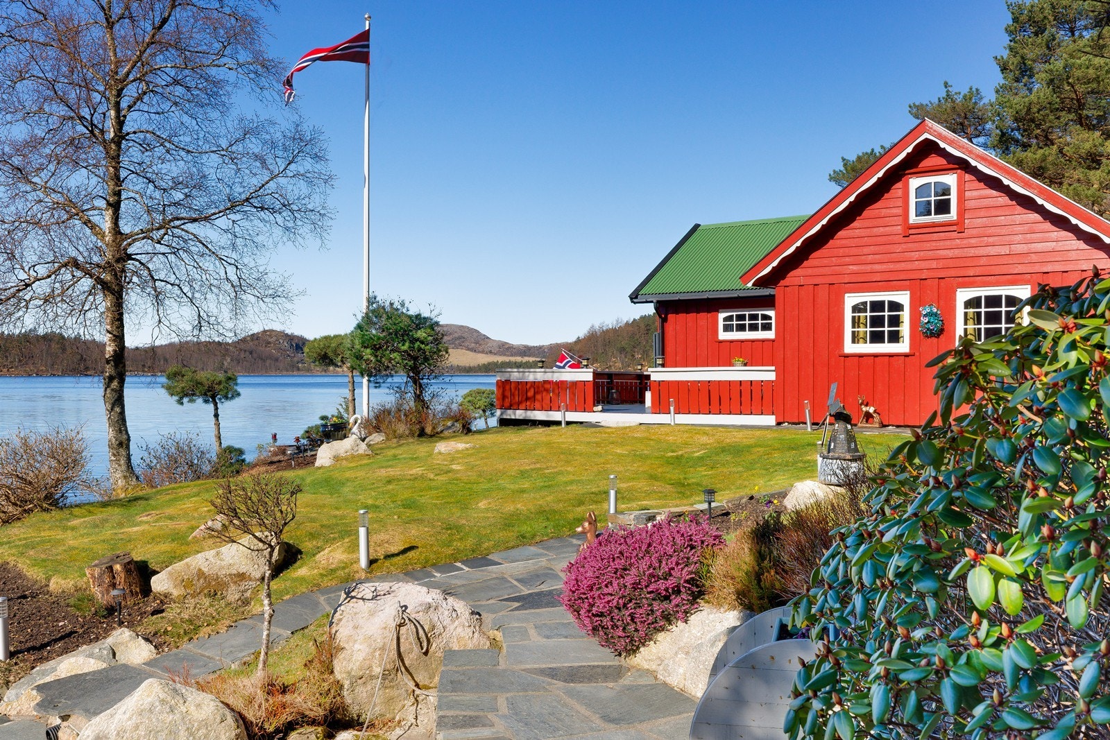 Fra eiendommen har man nydelig utsikt over vannet, og gode solforhold fra morgen til sent på kveld. Galleribilde