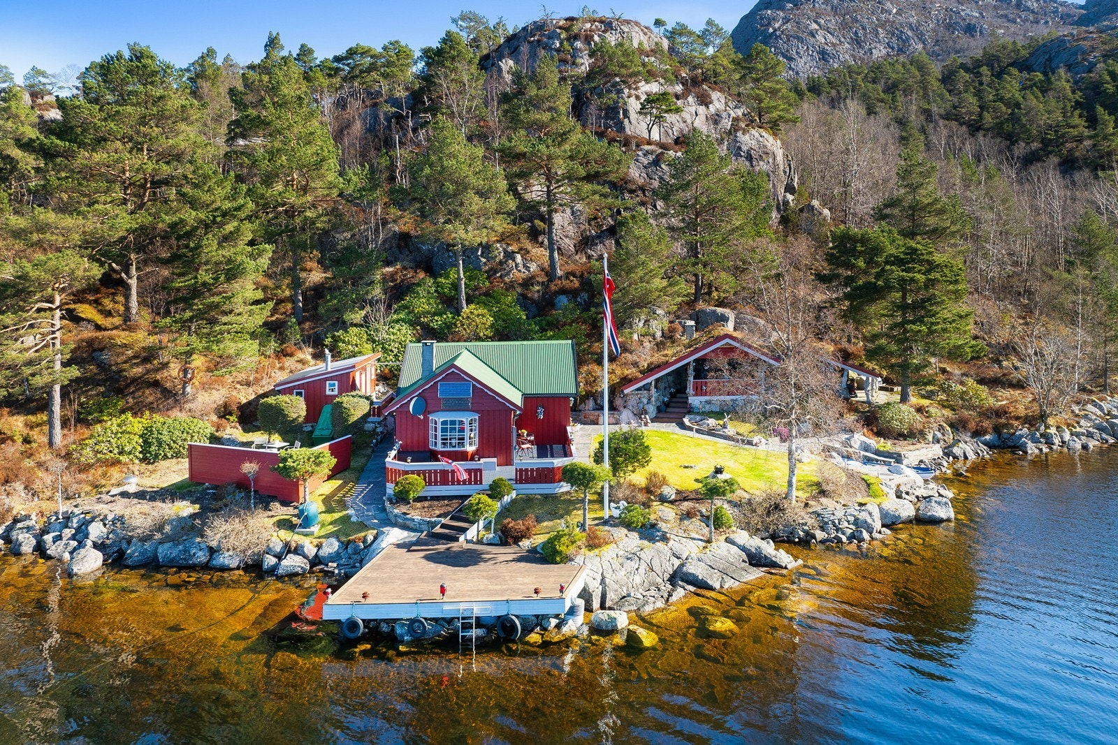 Eiendommen er en perle i vannkanten med egen strandlinje på ca på ca 46 meter. Galleribilde