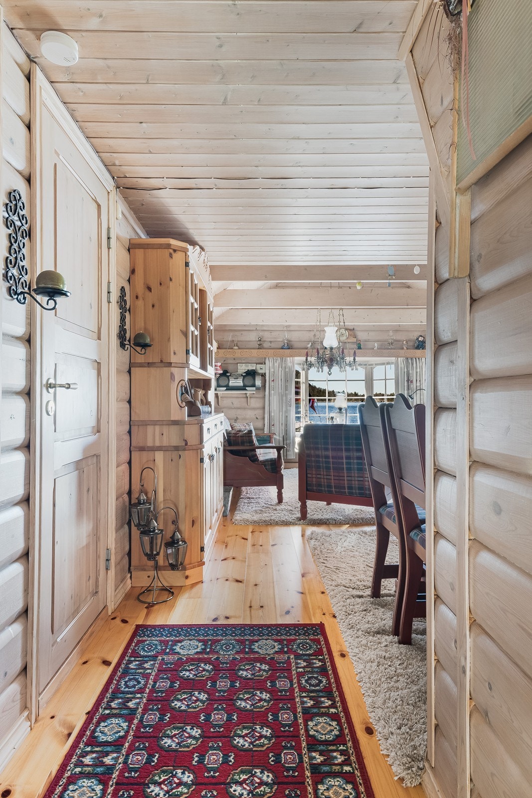 Gangen leder inn til en lys og koselig stue med åpen løsning til kjøkken. Galleribilde