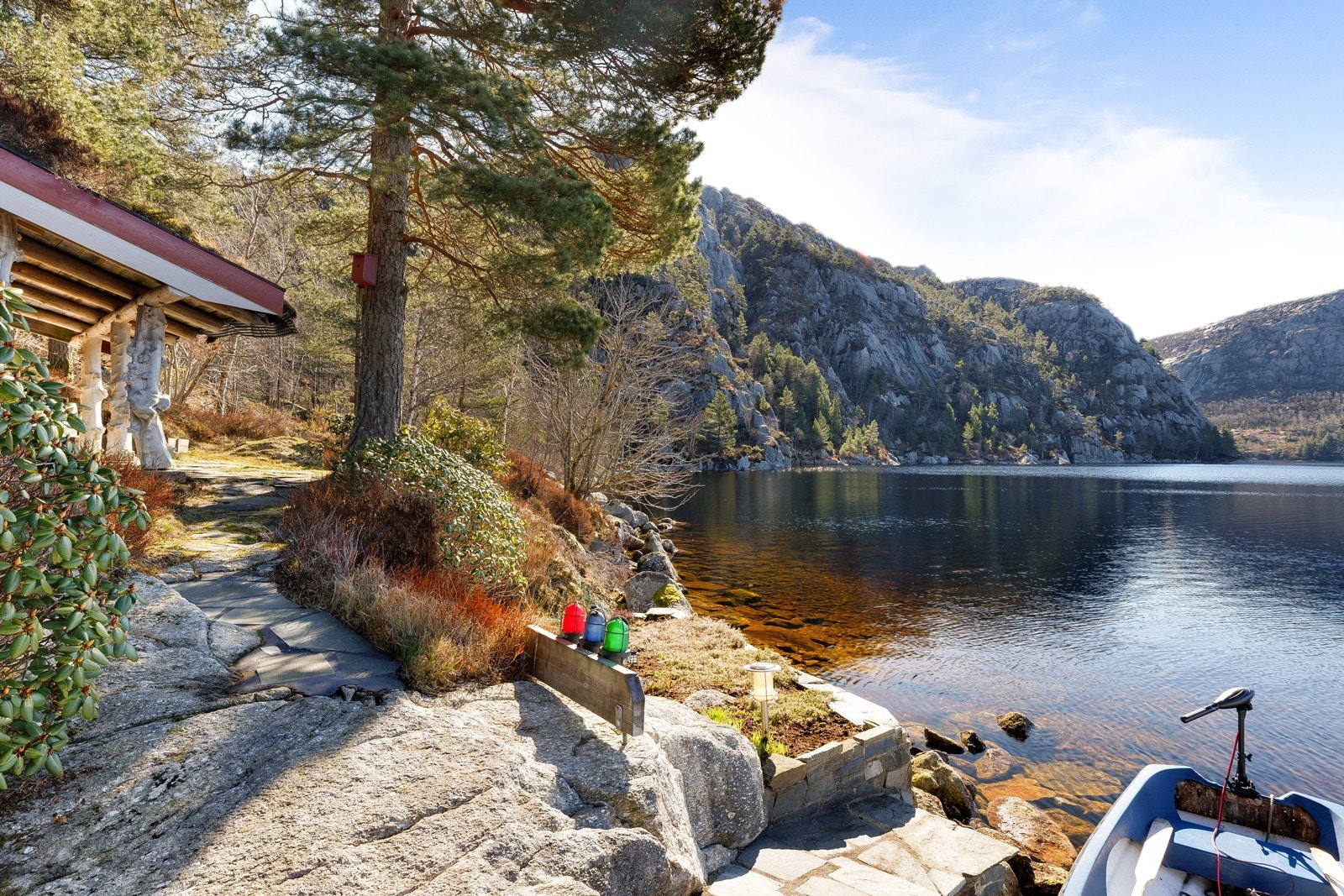 Her er man helt skjermet og usjenert, med en idyllisk beliggenhet med Regnarvatnet som nærmeste nabo og skogen som lun bakvegg. Galleribilde
