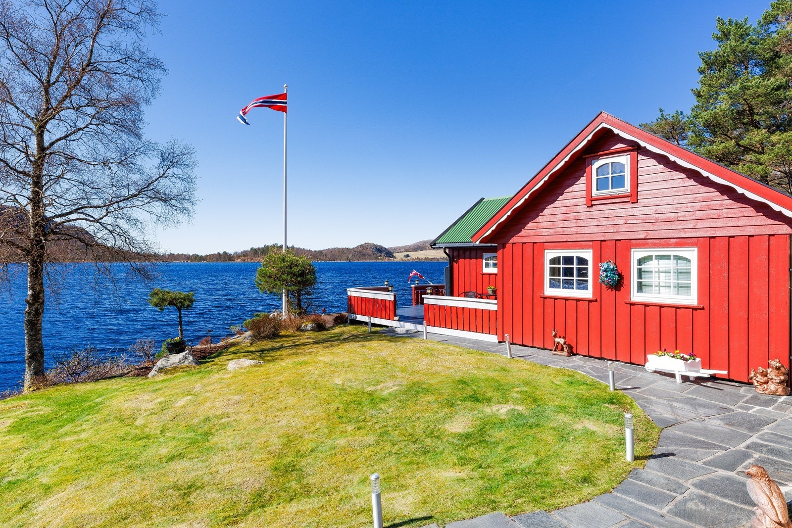 Eiendommen har en god løsning med strøm fra solcellepanel og vann til hyttevegg med pumpe fra Regnarvatnet. Galleribilde