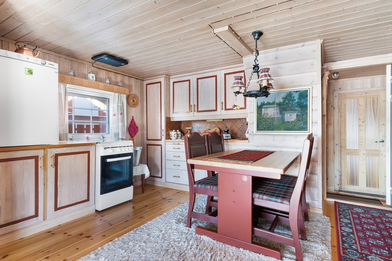 Det følger med både kjøleskap og komfyr med koketopp for gass. Galleribilde