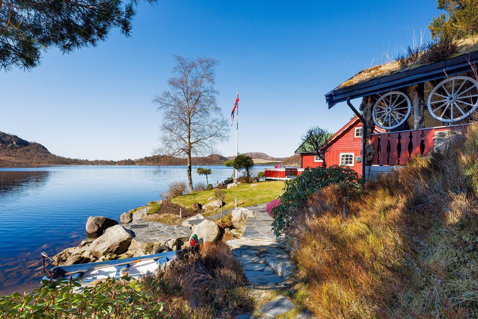 Regnarvatnet ligger like ovenfor Jørpeland sentrum, med kort reiseveg fra både Strand, Stavanger og Nord-Jæren Galleribilde