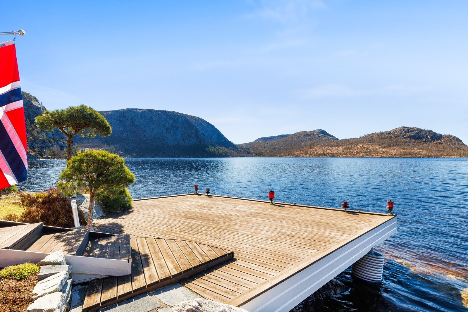 Stor og herlig brygge hvor man virkelig kan nyte de fine sommerdagene. Galleribilde