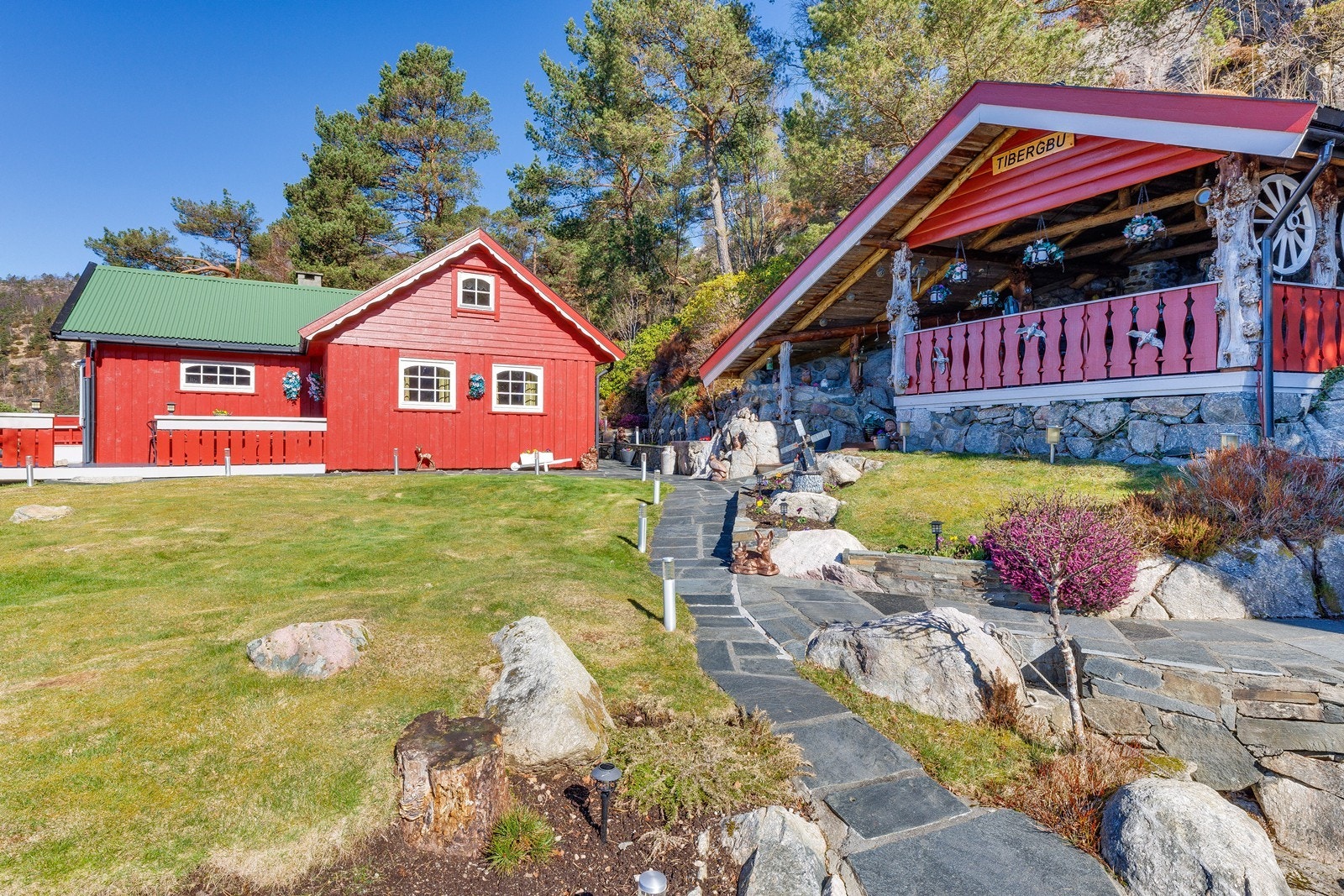 Solcellelys langs stier og uteområder skaper en magisk stemning når kvelden faller på. Galleribilde