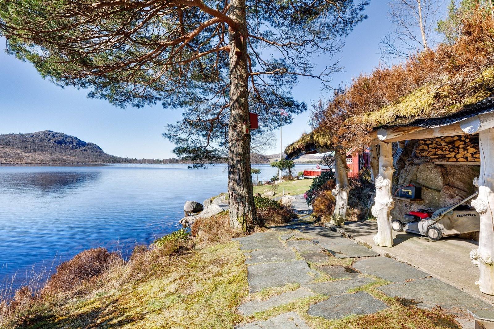Eiendommen er gjennomgående velholdt med flere bygninger og god lagringsplass. Galleribilde