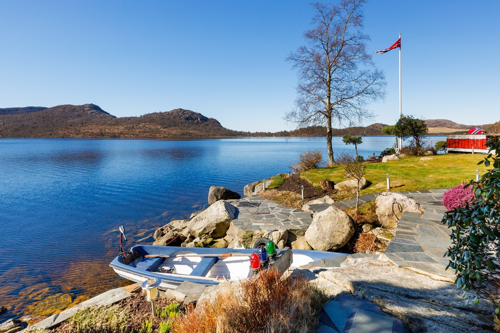 Det er tilrettelagt ei båtstø for båten til å ligge trygt. Båten har elektrisk påhengsmotor som fungerer veldig bra. Galleribilde