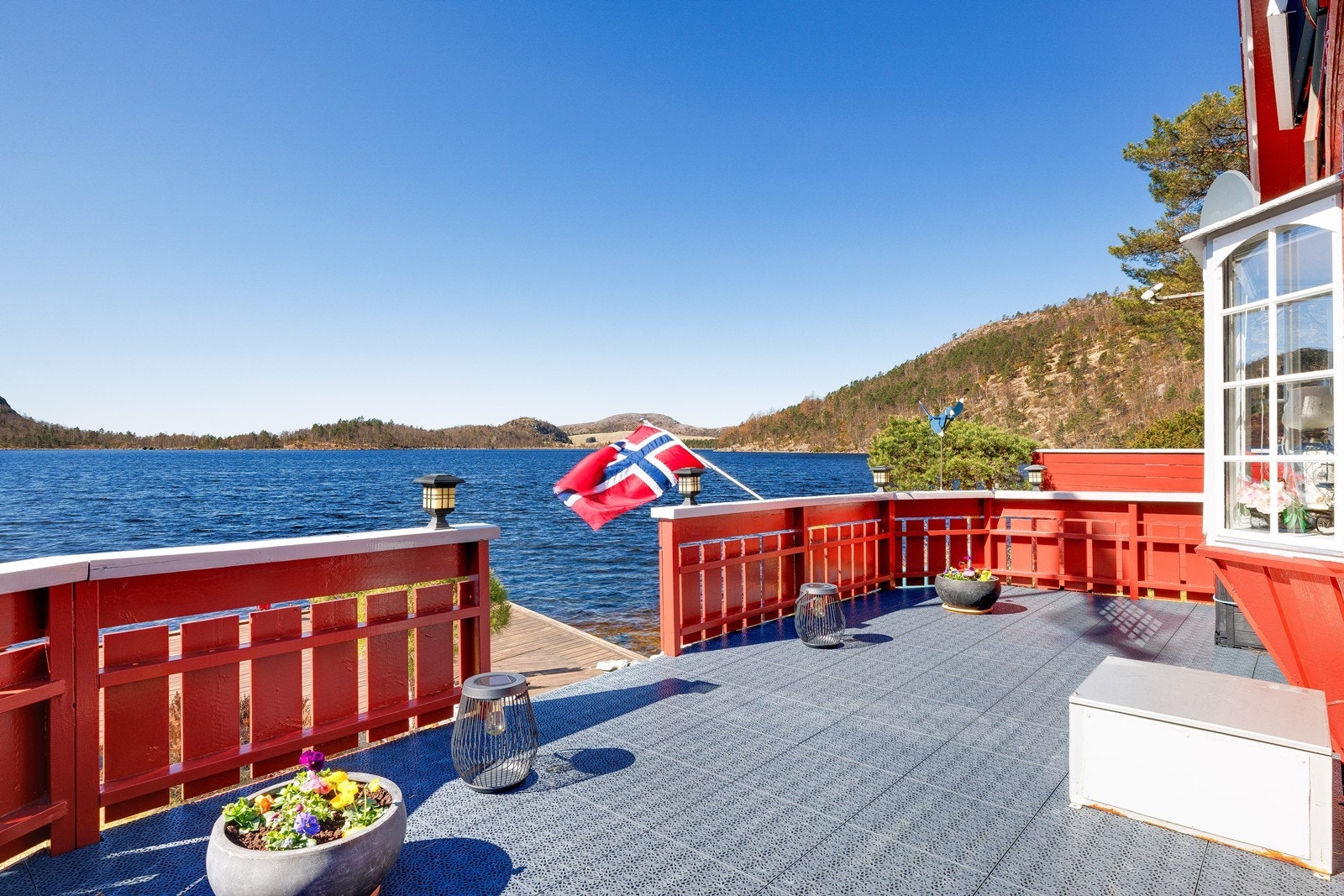 Regnarvatnet er omkretset av blant annet fjellene Litla Tibergfjellet, Øygjaknuten, Fladafjellet og Småkrogane. Den populære turen Gramsfjellet rundt starter ved enden av Regnarvatnet. Galleribilde