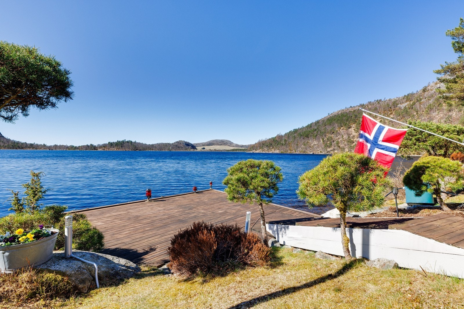 Det er rett til både båt og fiske i vannet, og hva er vel bedre enn å slenge ut fiskestanga fra egen brygge? Galleribilde