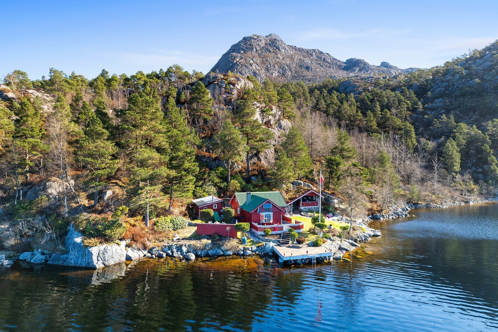 Det er også mulighet for å gå rundt vannet, ca 40 min på ulendt sti. Galleribilde