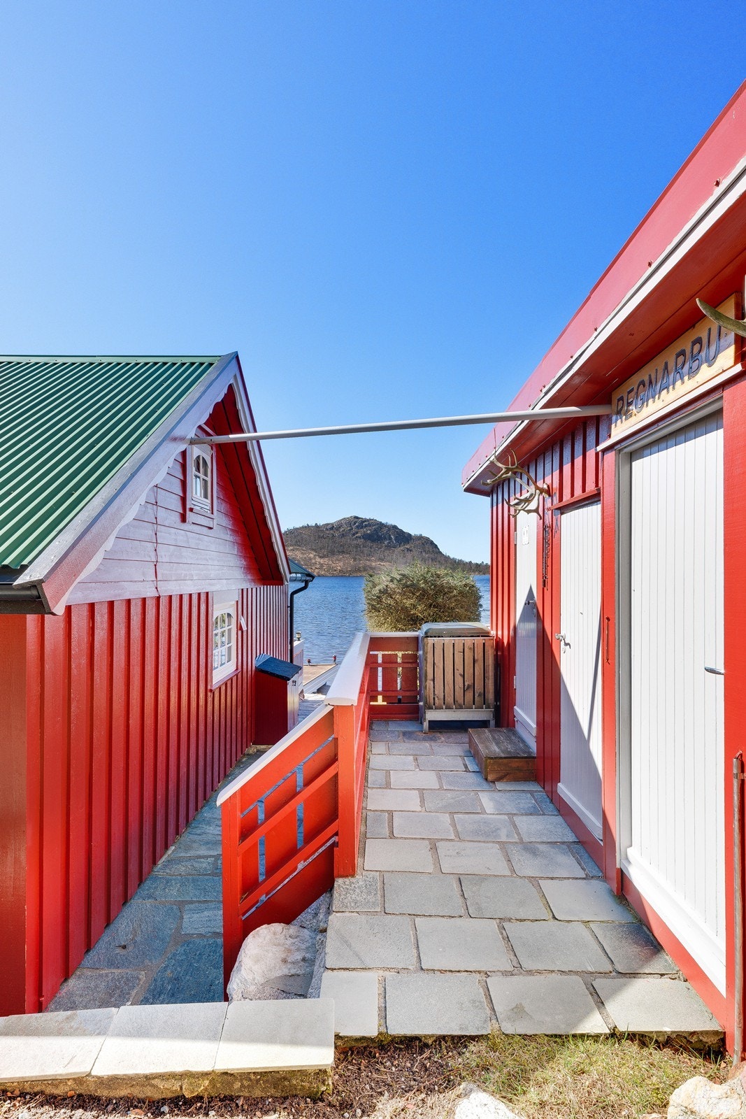 Utenfor hytta har man flere praktiske boder og et toalettrom. Galleribilde