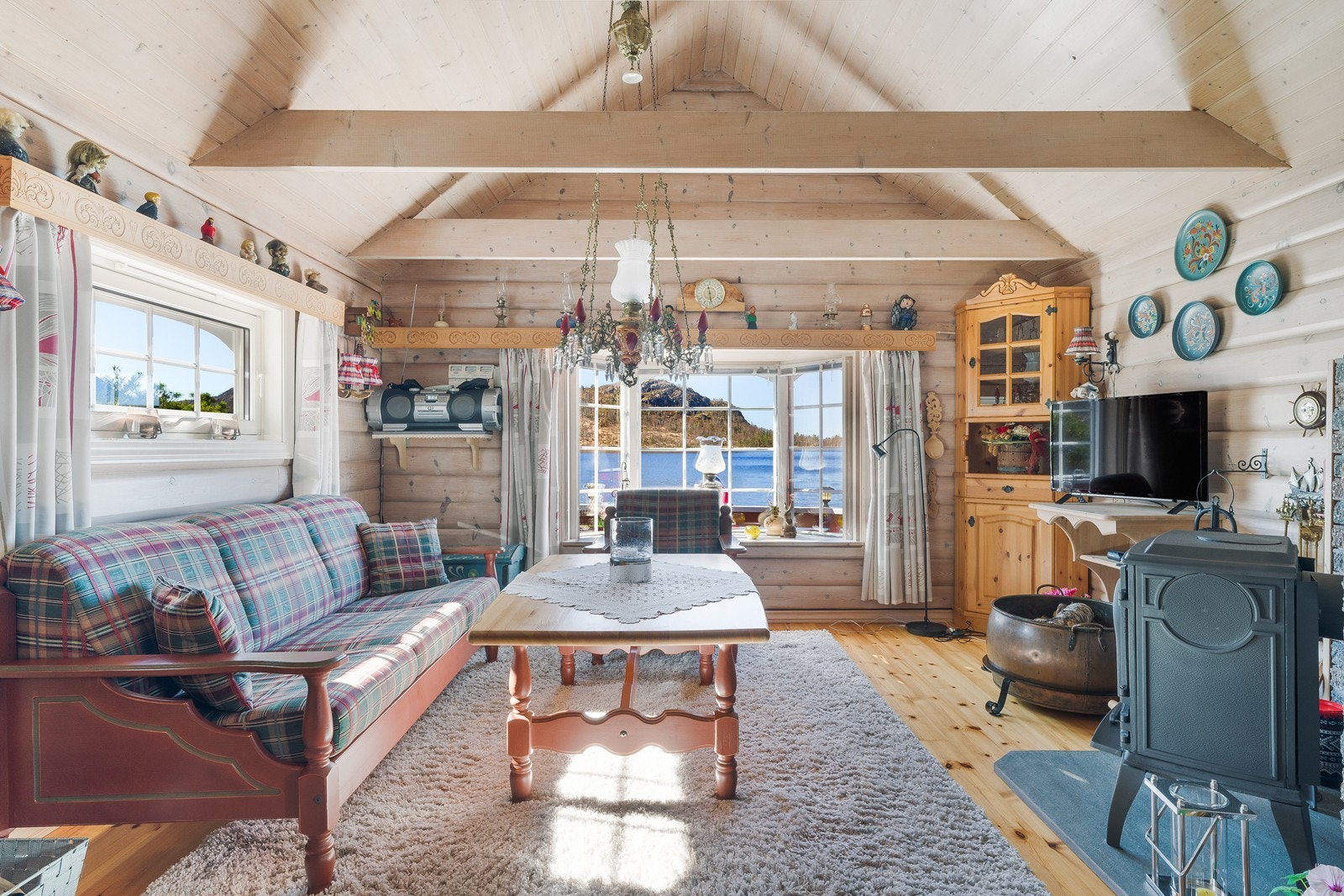 Store vinduer slipper naturen inn og fyller rommet med lys. De fleste vinduer ble skiftet i 2016. Galleribilde
