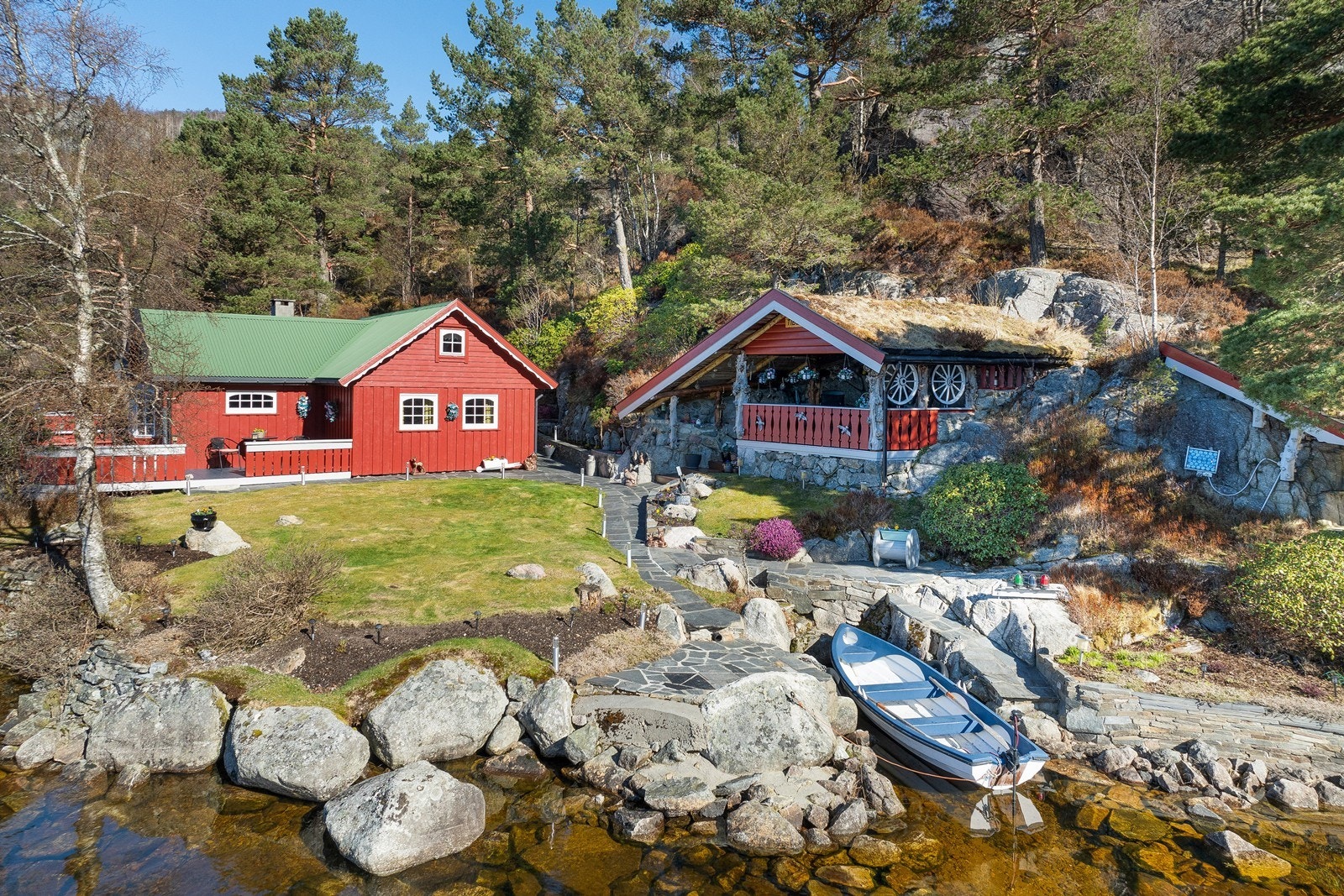 Her er det skapt et fristed - en eiendom som inviterer til lange sommerdager, stille morgener og lune kvelder. Galleribilde
