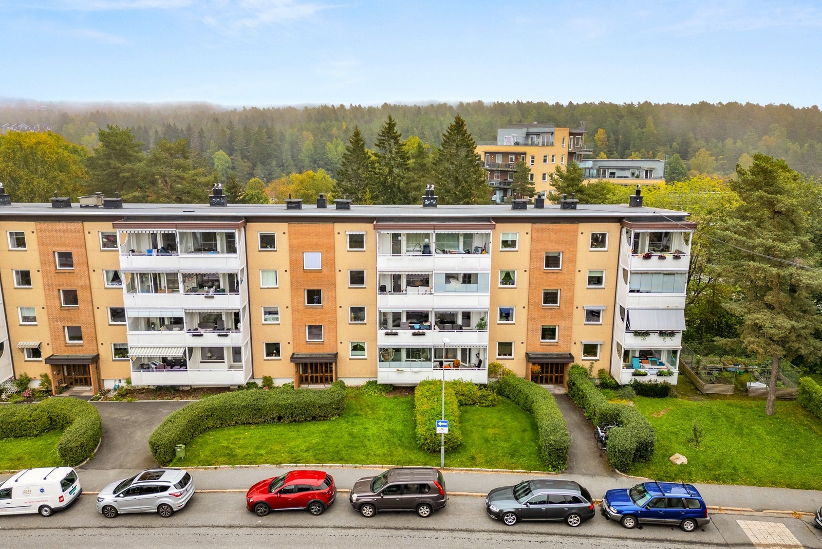 Leiligheten ligger fint plassert i byggets 2. etasje, med Østmarka i umiddelbar nærhet i bakgrunnen. Galleribilde