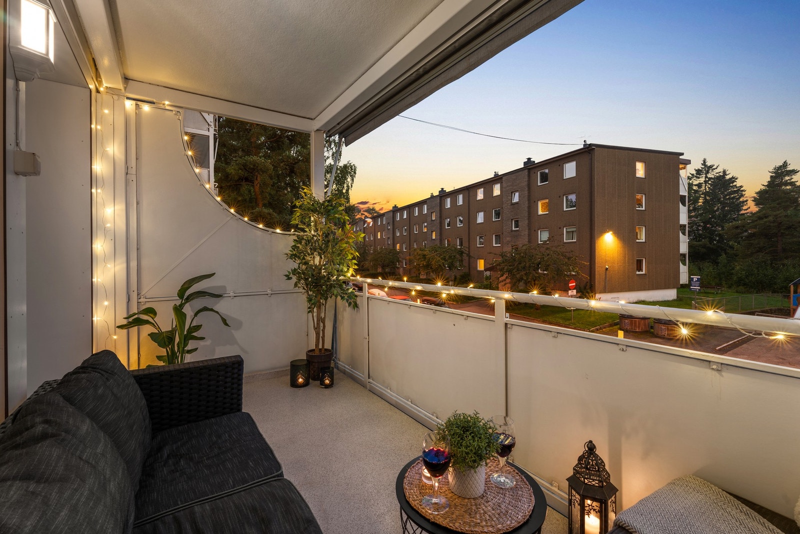 Her er det god plass til å innrede med sittegruppe, og alt ligger til rette for å nyte hyggelige kvelder. Det er montert markise i overbygget for solskjerming. Galleribilde