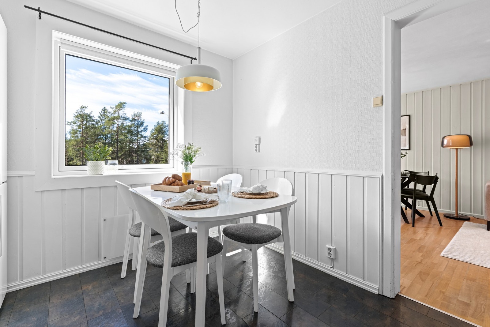 Leiligheten har et adskilt og pent kjøkken med hyggelig spiseplass ved vindu. Galleribilde