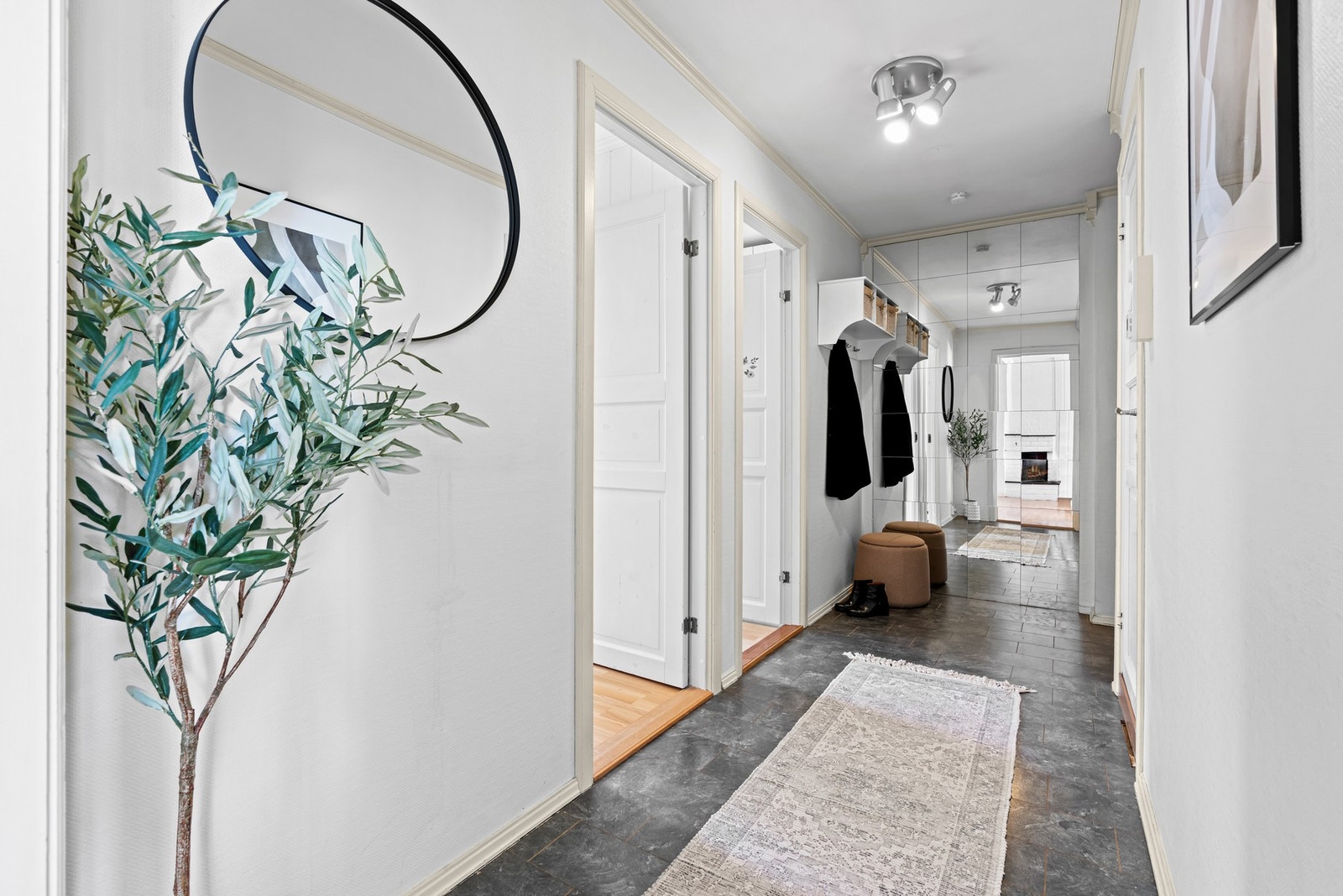 Vel inne blir man ønsket velkommen inn i en romslig entre med plass for oppheng og garderobeløsning. Galleribilde