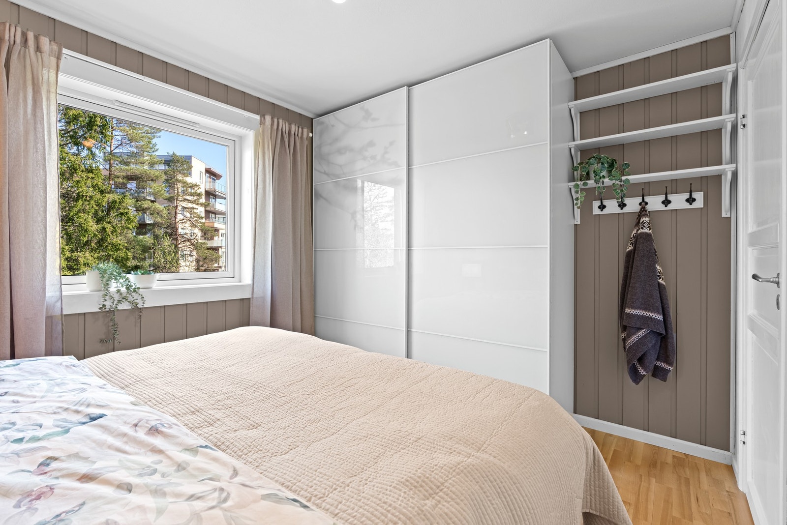 Hovedsoverommet har god plass til dobbeltseng og en stor skyvedørsgarderobe. Galleribilde